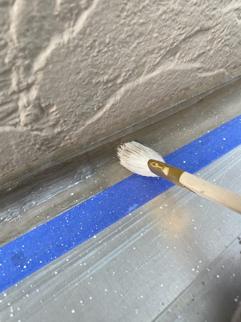 逆プライマー塗布<br />
（シリコン部は塗料が密着しない為、専用のプライマーを塗布します。）