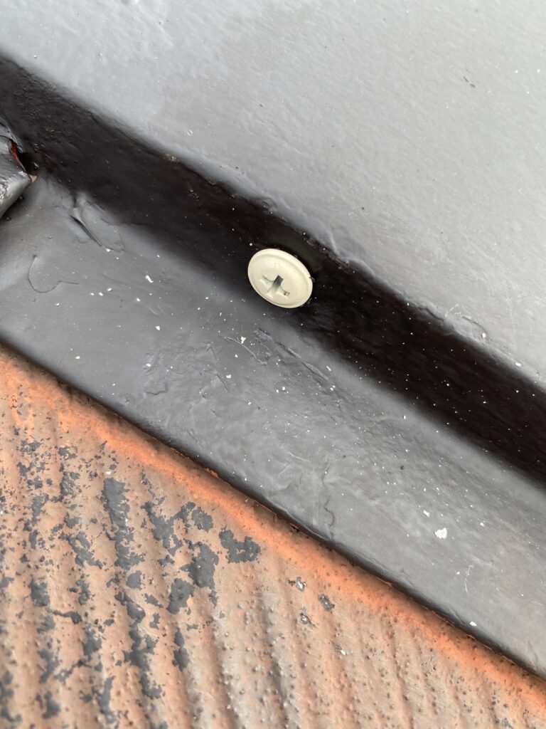 屋根板金ビス打ち込み<br />
（既存の釘が抜けている場合は、パッキン付きのビスの交換します。）