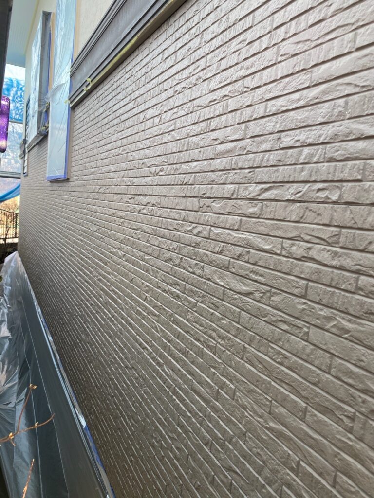 外壁中塗り<br />
（ベイジュ）