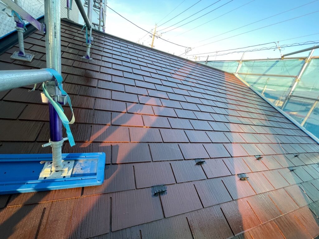 屋根下塗り<br />
（下塗りの時点で飴色になっているので、効いているのが確認できます。）