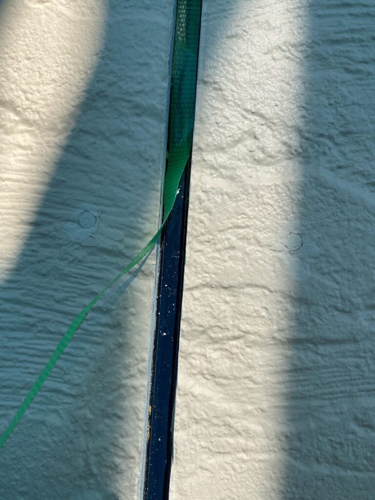 ボンドブレーカー張り<br />
（三面接着防止の為、コーキング撤去をしてボンドブレーカーがない場合は絶対に必要になります。）