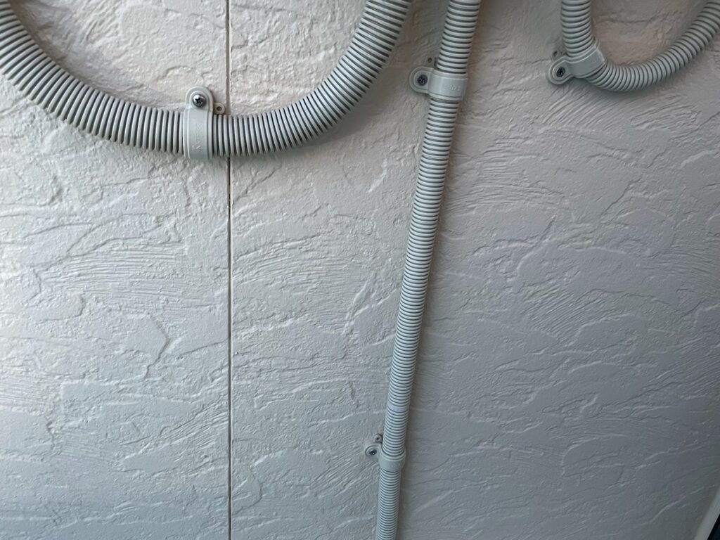 配線ビス交換<br />
（弊社はサービスにて錆びたビスの交換を行っております。）