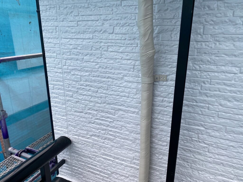 エアコンホース巻き<br />
（弊社はサービスにて巻き直しを行っています。）