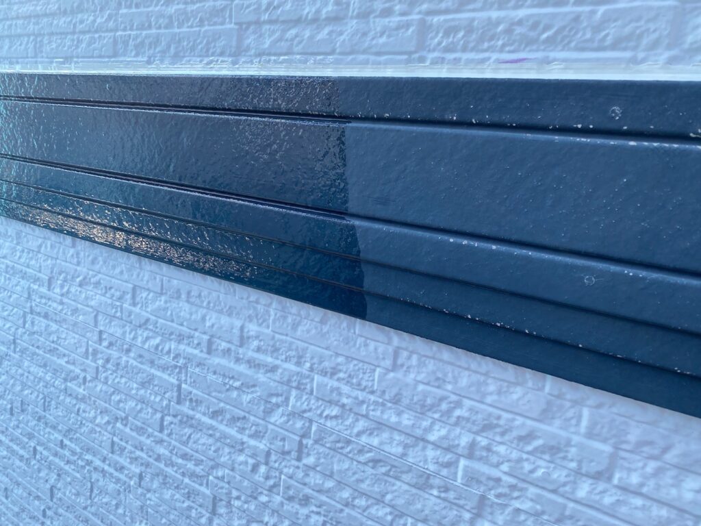 幕板下塗り<br />
（劣化しやすい所は専用の下塗りを塗ります。）