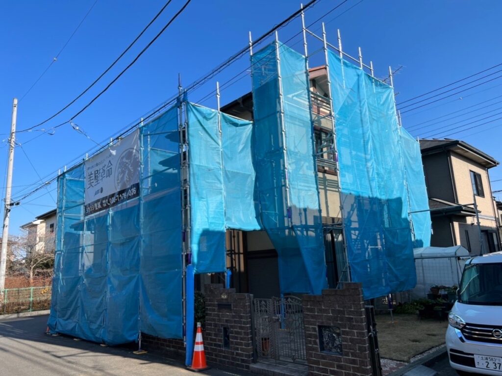 足場組立<br />
（塗料が飛散しないようにメッシュシートもしっかりとはります。）