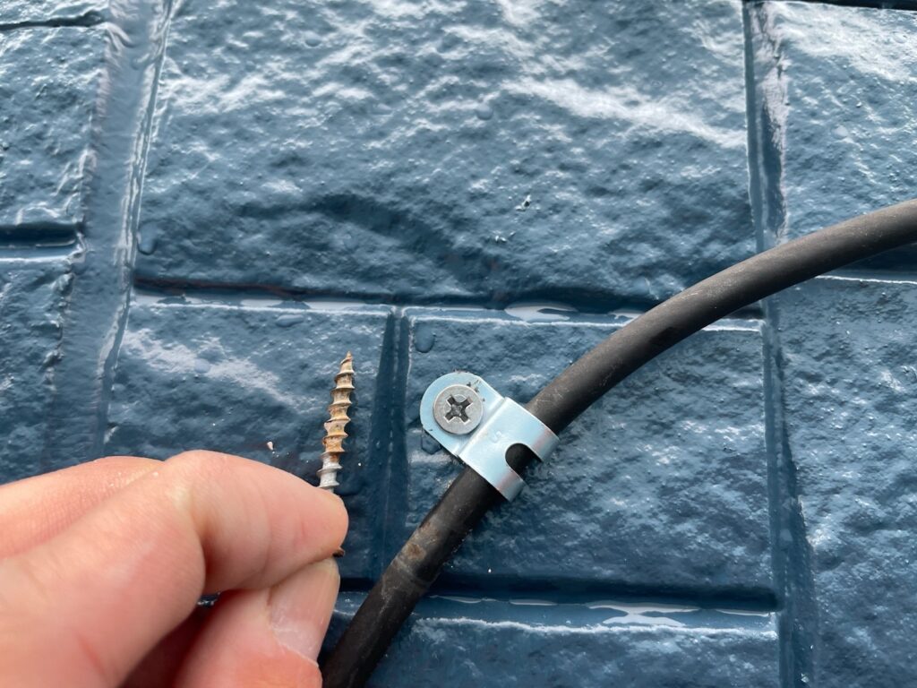 配線ビス交換<br />
（弊社はサービスにてビス交換を行っています。）