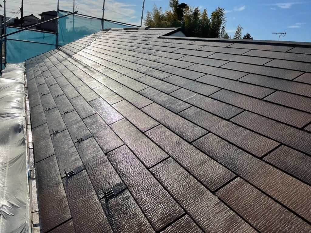 屋根下塗り2回目<br />
（痛みが激しい為、下塗りを2回目塗りました。）