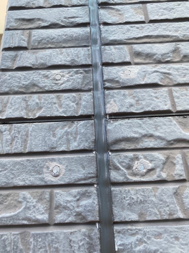 コーキング打ち込み<br />
コーキングならし<br />
（共色にて打ち込み）