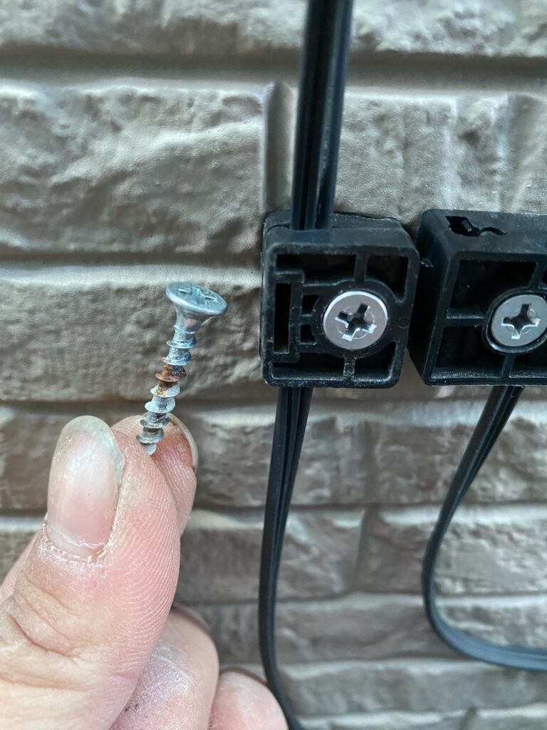 配線ビス交換<br />
（弊社はサービスにて錆びたビスの交換を行っております。）