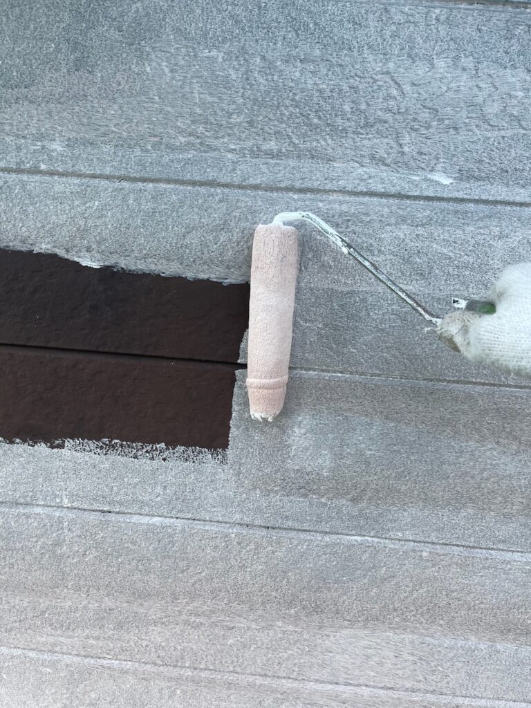 外壁下塗り<br />
（素材がサイディングですので、下塗りを変えてシーラーを使用しました。）