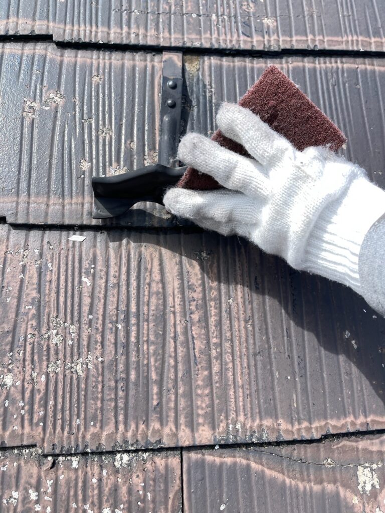 雪止めケレン<br />
（塗料の密着をよくする為に大事な工程です。）