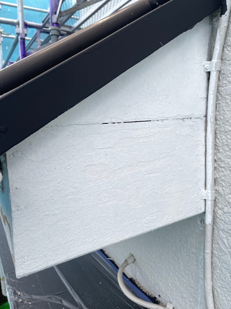 破風下塗り<br />
（木部は痛みやすいので、下塗りは重要です。）