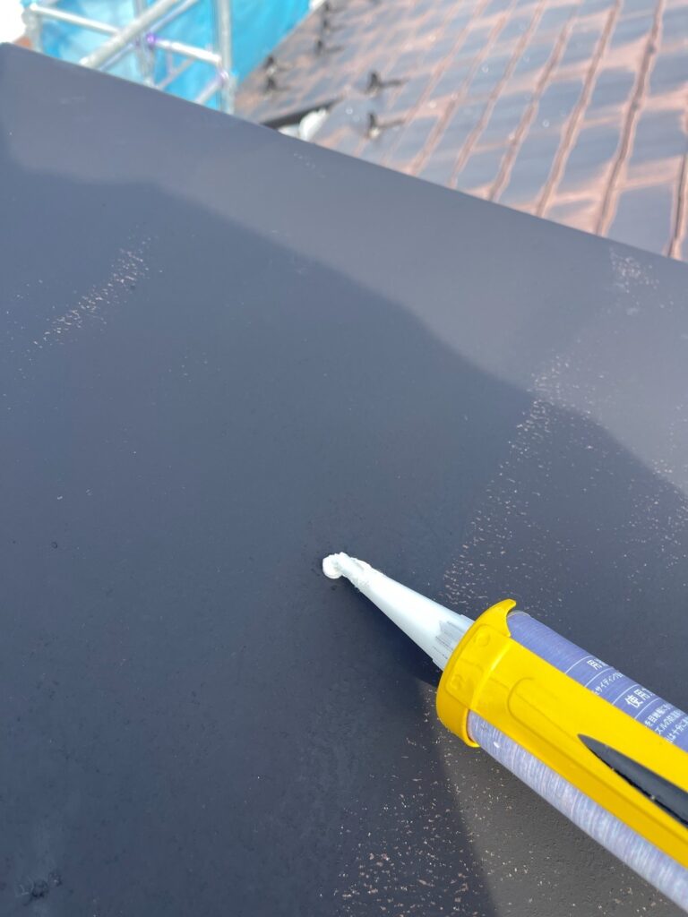 霧除けコーキング打ち込み<br />
（雨が入りそうな箇所は防水処理をします。）