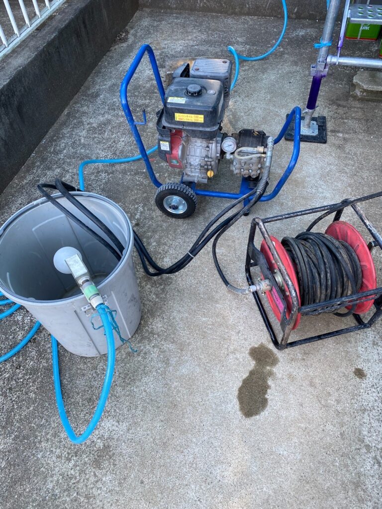 洗浄作業<br />
（弊社では節水ができる専用の道具を使用しています。）