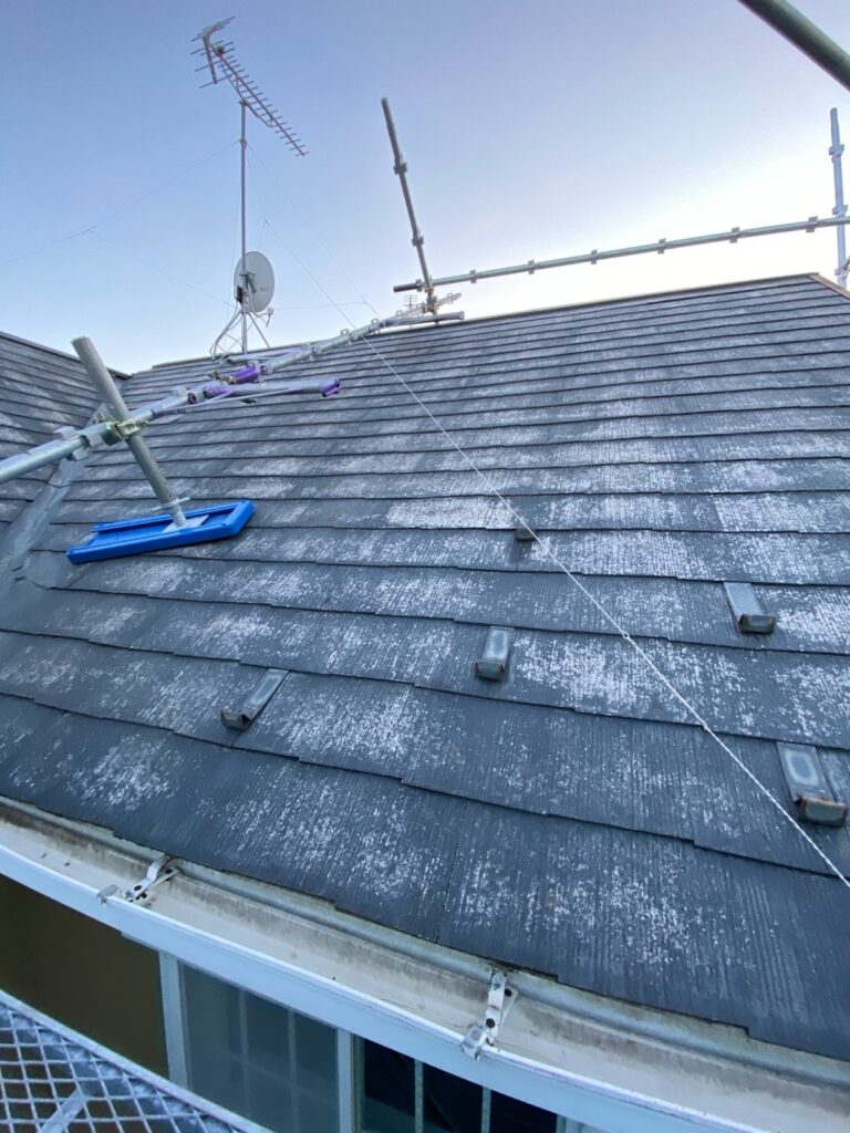 屋根洗浄<br />
（表面のコケやカビをしっかりと落としました。）