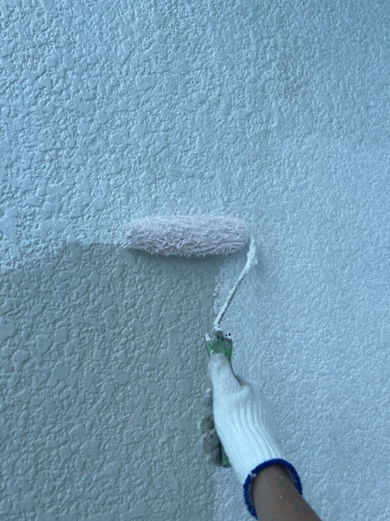 外壁下塗り<br />
（微弾性フィラーという外壁の細かいひびなどを埋めてくれる役目がある下塗りです。）