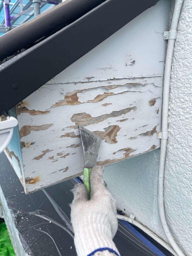 破風ケレン<br />
（既存の弱った部分ははがせる所まではがします。）