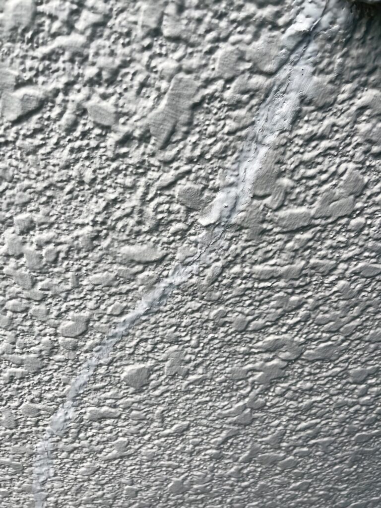 外壁ひび割れ補修<br />
