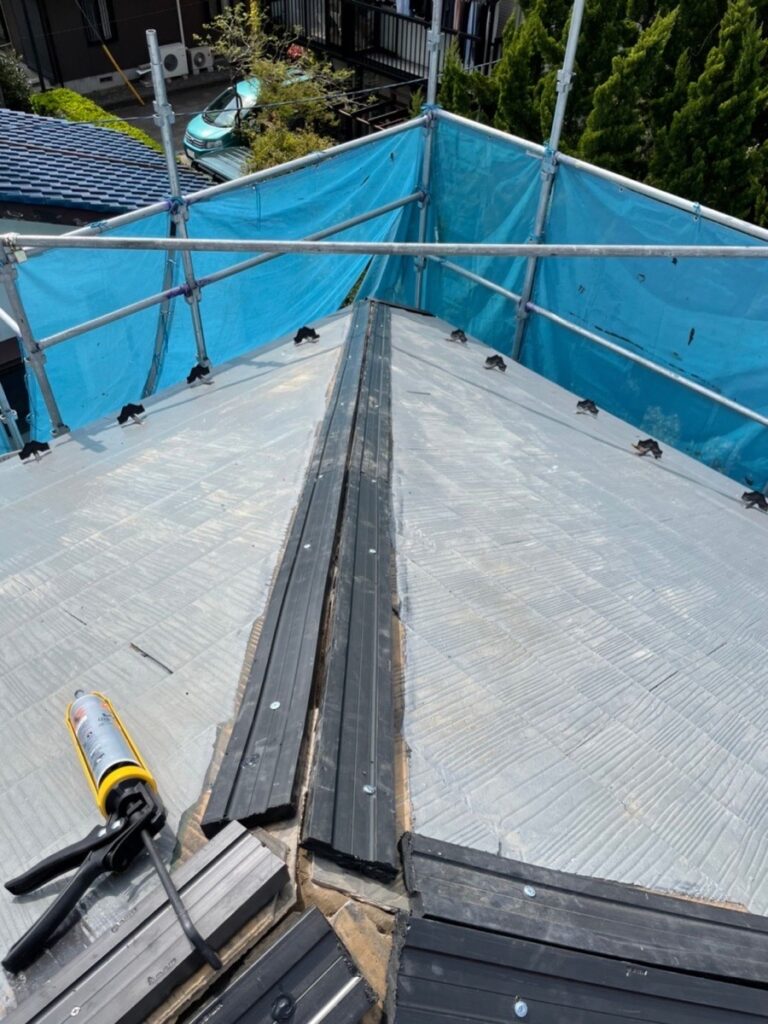 棟板金下地交換<br />
（今回は樹脂を使用しました。）