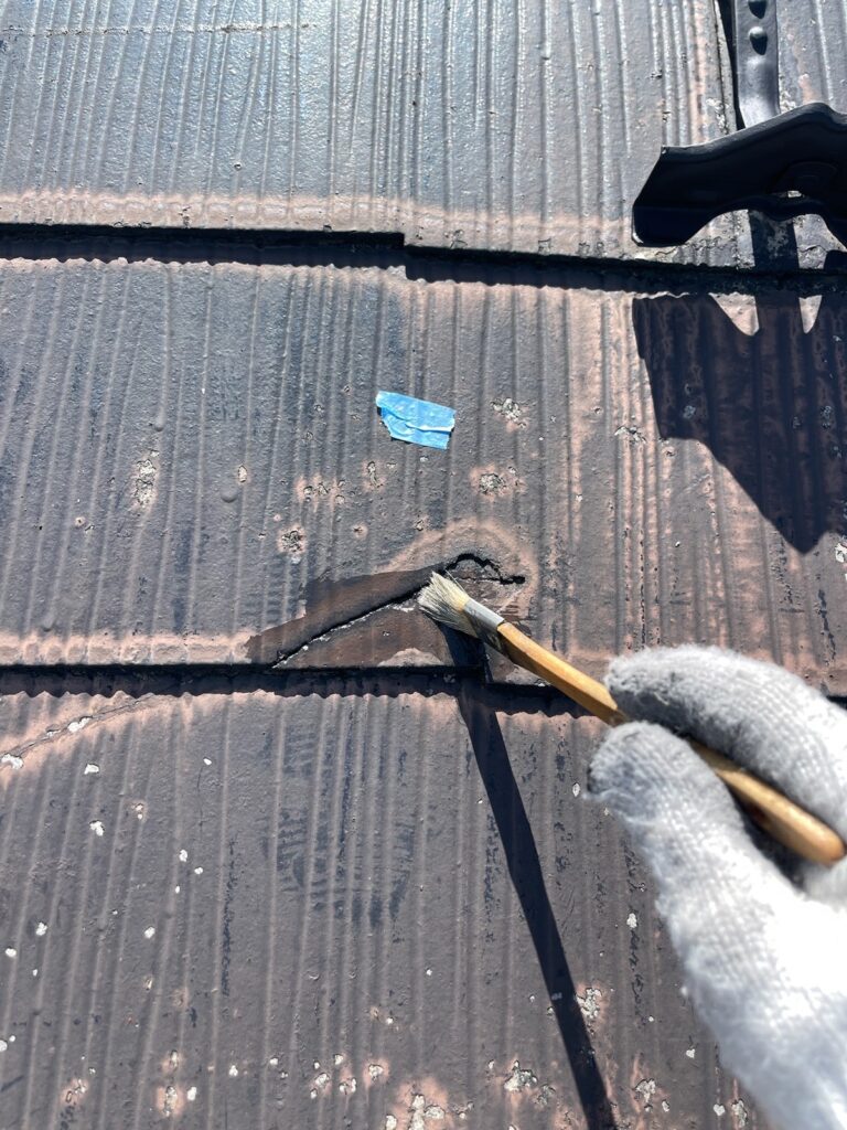 屋根ひび割れ箇所<br />
（プライマー塗布）