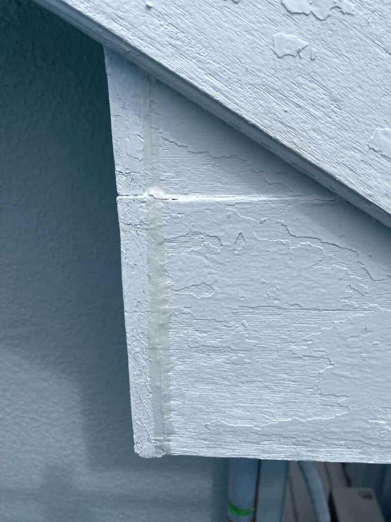 破風の繋ぎ目コーキング処理<br />
（雨が入りそうな箇所は防水処理をします。）