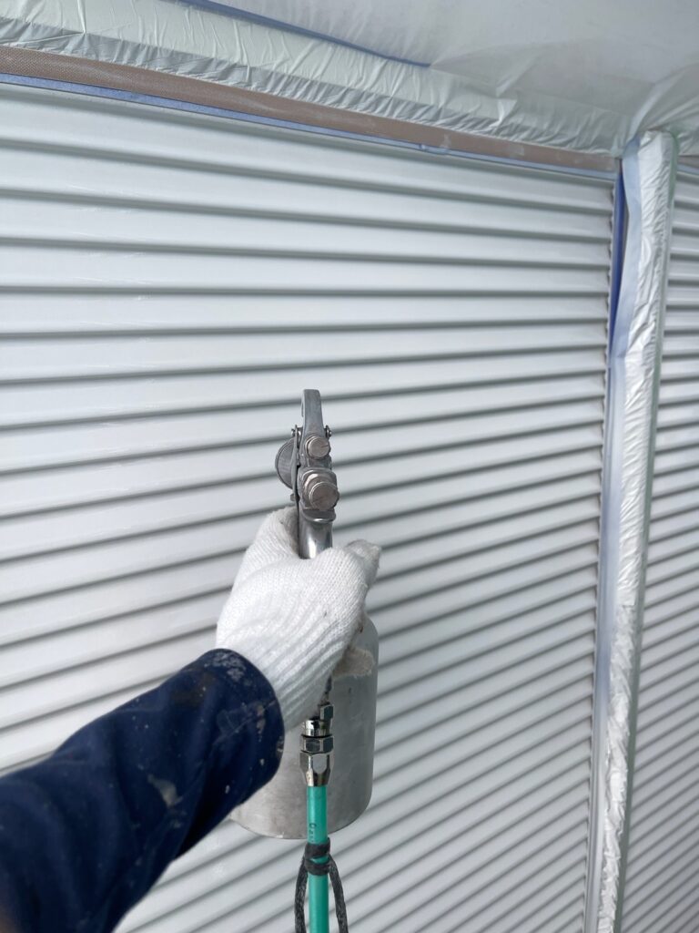 雨戸中塗り<br />
（今回は吹き付けにて塗装をしました。）