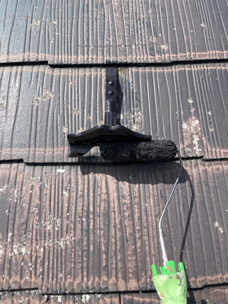 雪止めさび止め<br />
（鉄部に対して大事な工程です。）