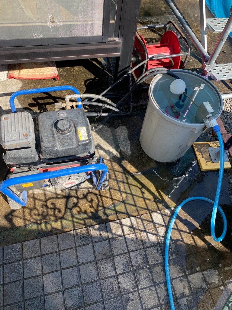 洗浄作業<br />
（節水をしながらの洗浄作業です。）