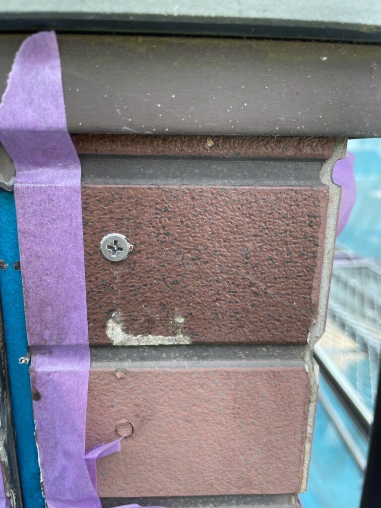 外壁下地調整<br />
（サイディングの反りあがりがあった為、専用ビスにて下地調整を行いました。）