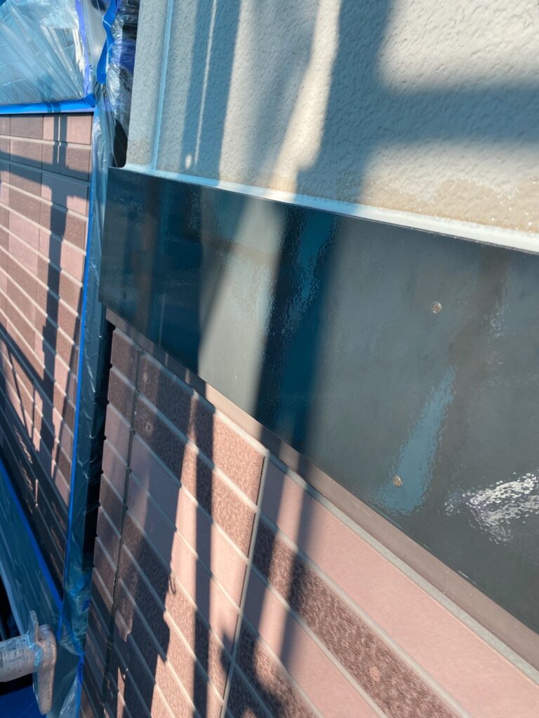 幕板下塗り<br />
（痛みやすい箇所は下塗りを入れます。）