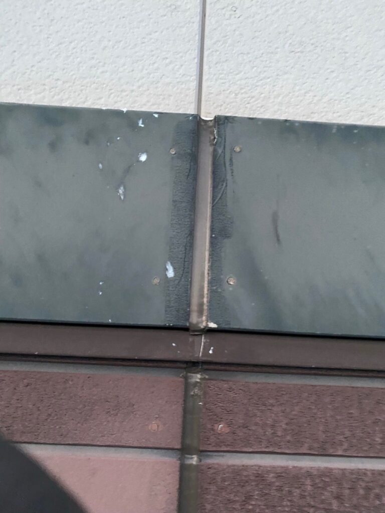 幕板コーキング<br />
（外壁以外のコーキングもしっかりと打ちます。）