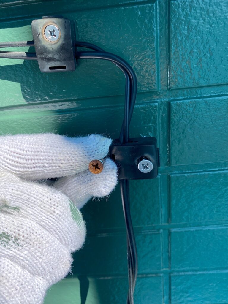 配線ビス交換<br />
（弊社はサービスにて錆びたビスの交換を行っております。）