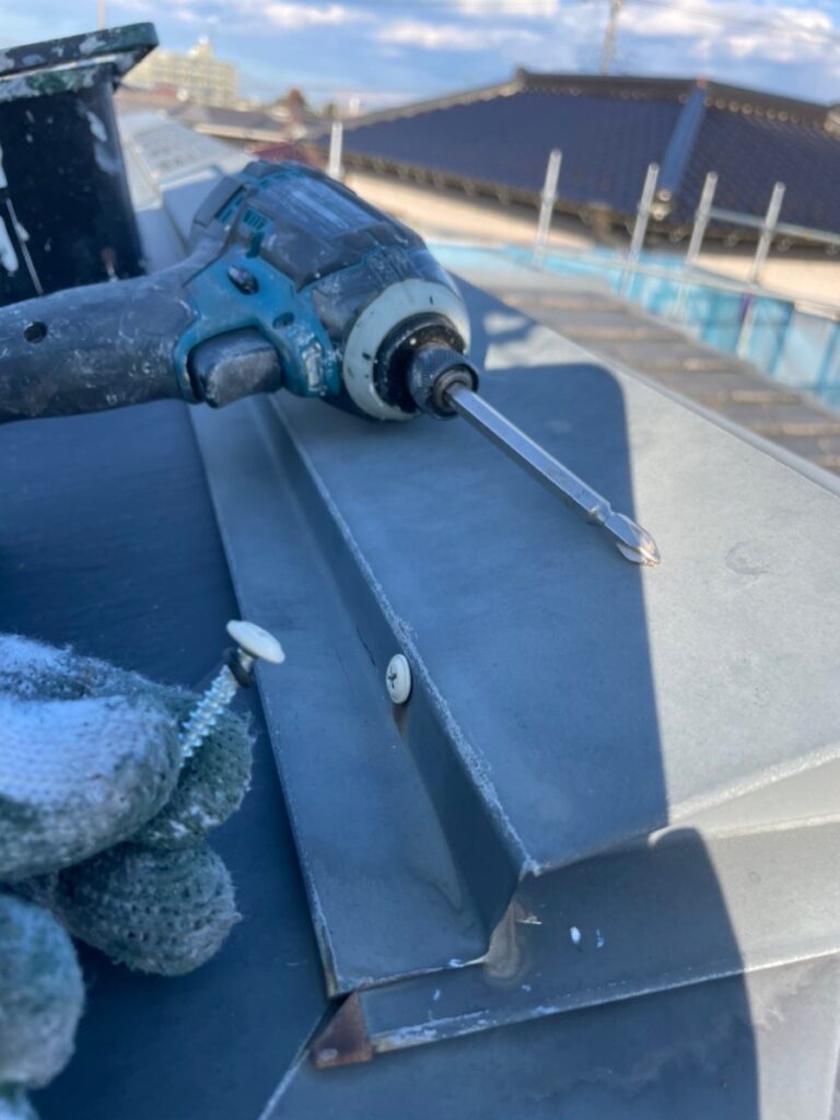 屋根板金ビス打ち込み<br />
（既存の釘が抜けている場合は、パッキン付きのビスに交換します。）