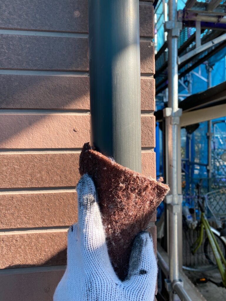 雨樋ケレン<br />
（塗装する前の下地調整です。）