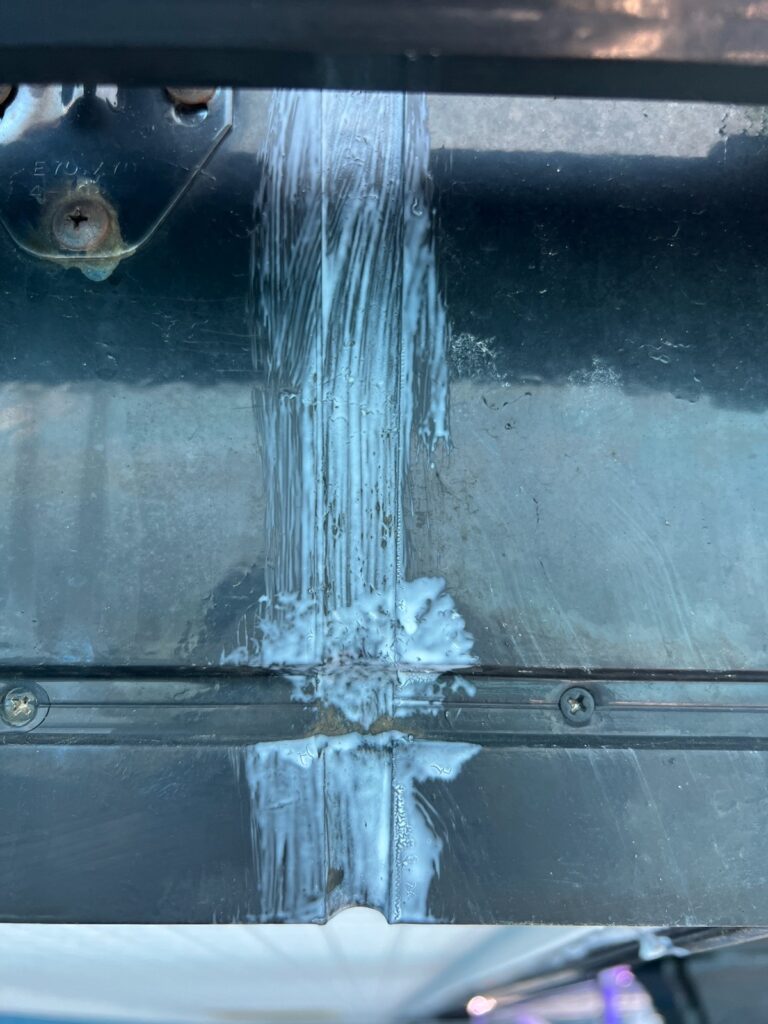 シリコン部/逆プライマー塗布<br />
（シリコンは塗料が密着しないため、専用のプライマーを塗りました。）