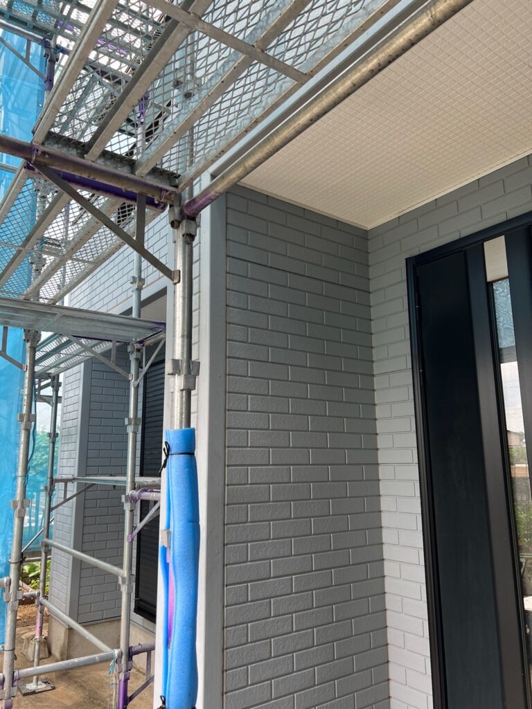 高圧洗浄<br />
（表面のコケやカビをしっかりと落としていきます。）