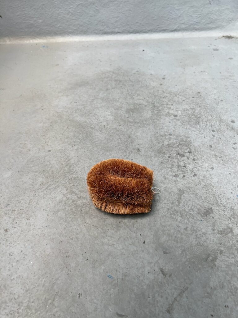 ベランダ目荒らし<br />
（ケレンと同じで塗料の密着をよくする為に行います。）