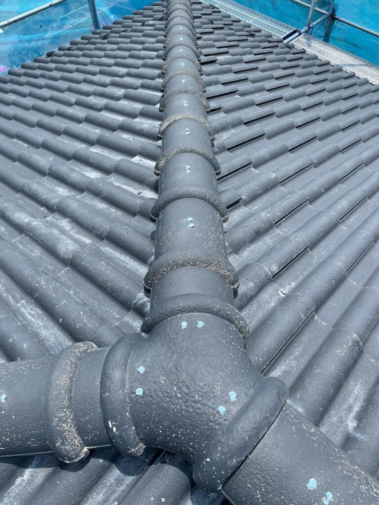 瓦ビス頭/コーキング処理（雨が入らないように防水処理をしました。）