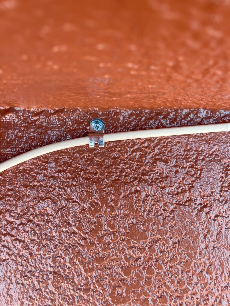 配線ビス交換<br />
（弊社はサービスにて錆びたビスの交換を行っております。）