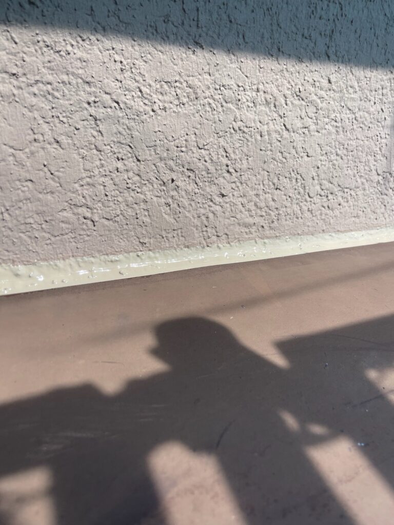 下地補修（ひび割れコーキング処理）