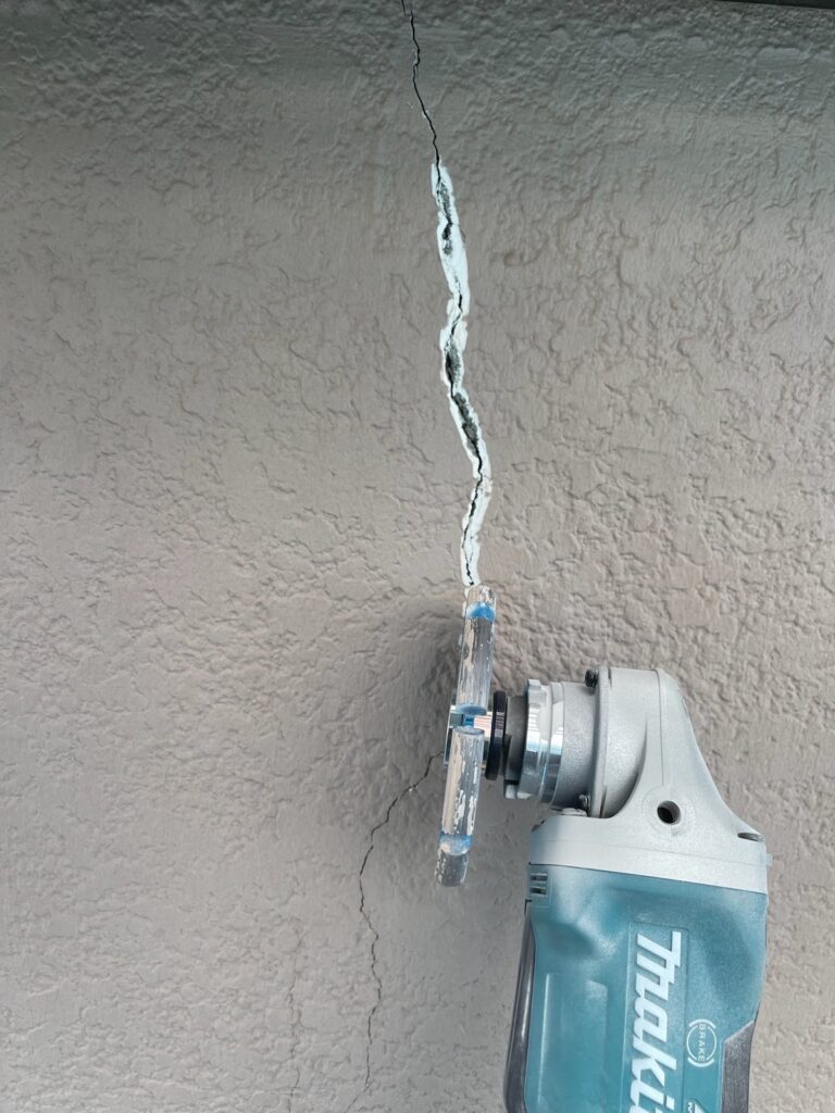 外壁のひび割れ補修<br />
（ひび割れが3㎜以上の箇所はUカット補修を行いました。）