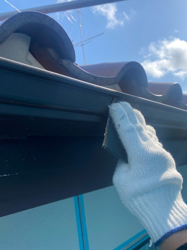 雨樋・鼻隠しケレン<br />
（塗料の密着をよくする為に軽く傷をつけました。）