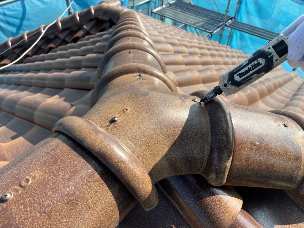 屋根瓦の点検<br />
（塗装は必要ないですが、瓦を止めているビスの点検を行いました。）