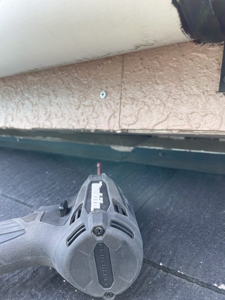 外壁そり上がり箇所のビス打ち込み