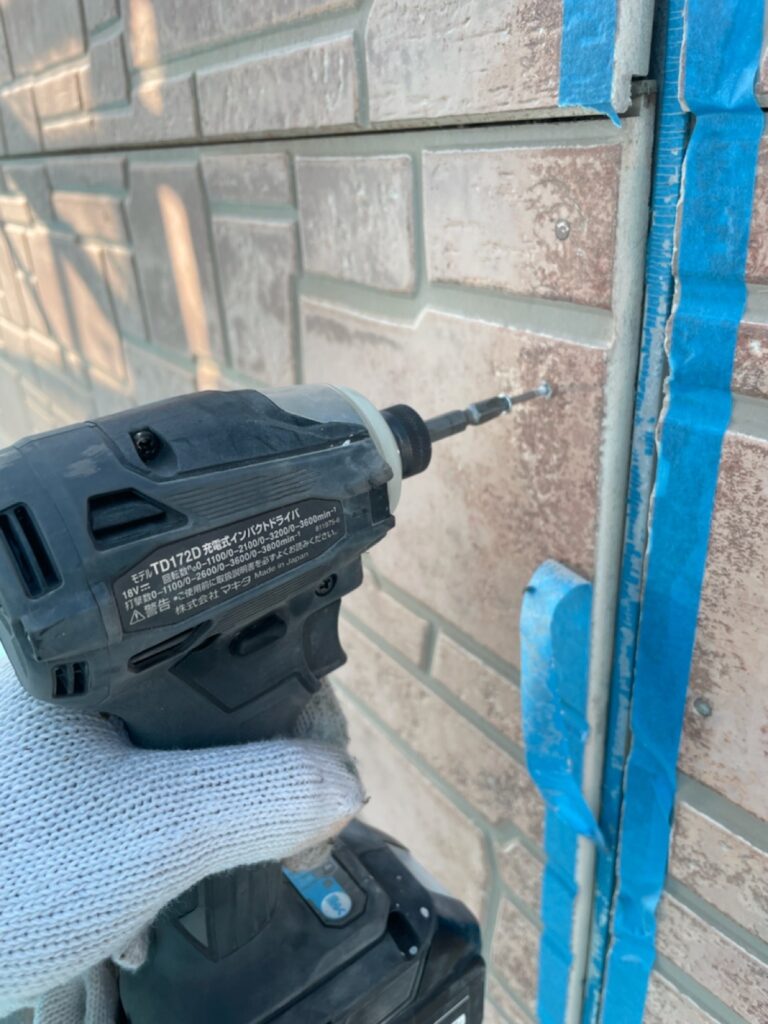 外壁の下地補修<br />
（外壁のそり上がりがある為、専用ビスにて補修しました。）