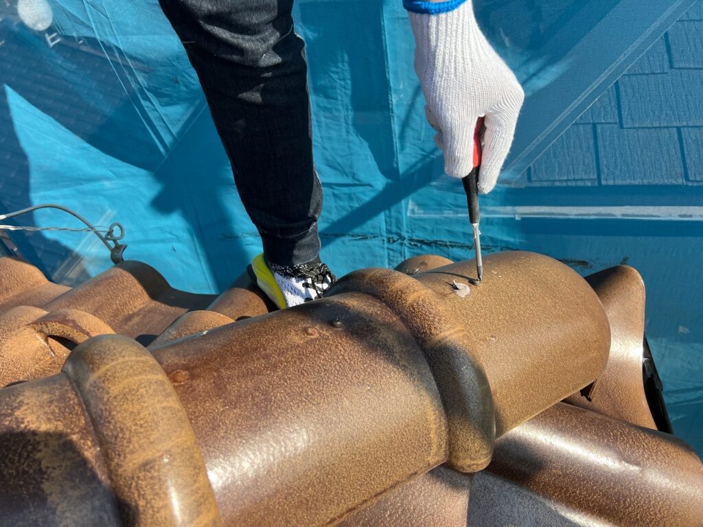 屋根瓦の点検<br />
（塗装は必要ないですが、瓦を止めているビスの点検を行いました。）