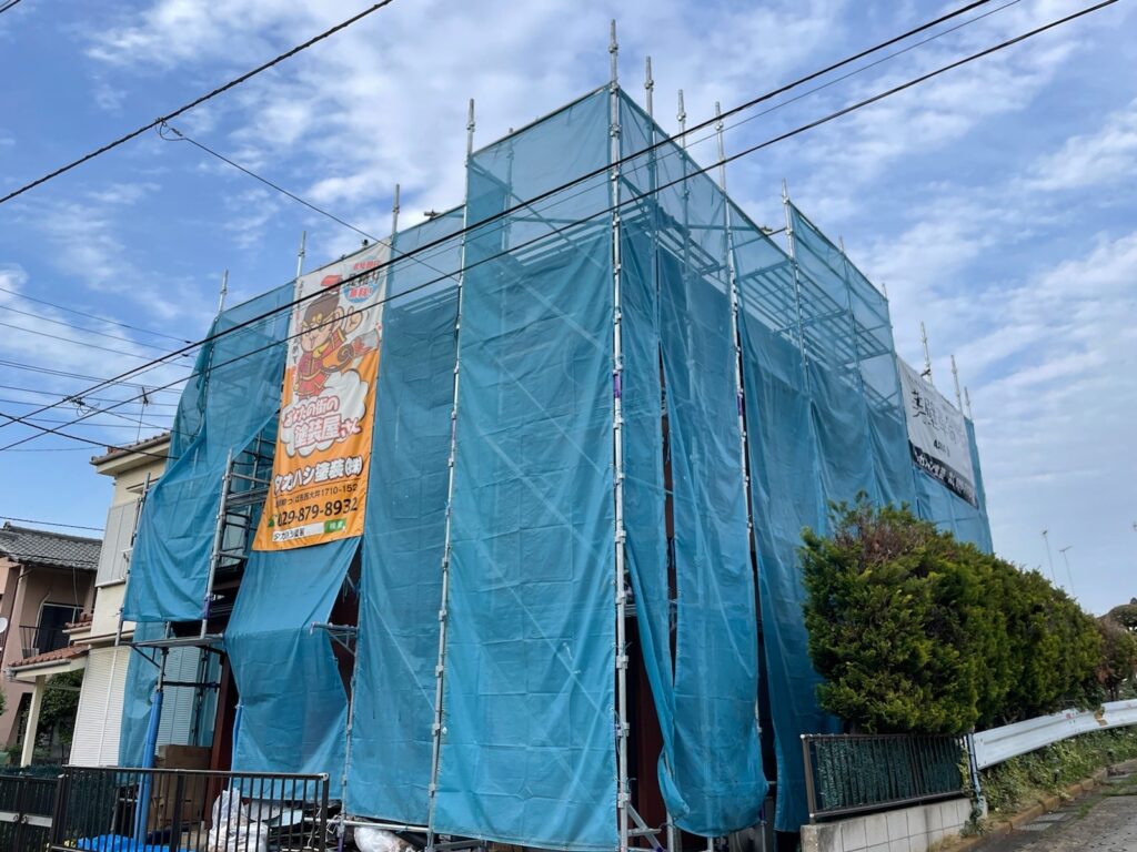 足場組立<br />
（塗料が飛散しないようにメッシュシートもしっかりとはりました。）