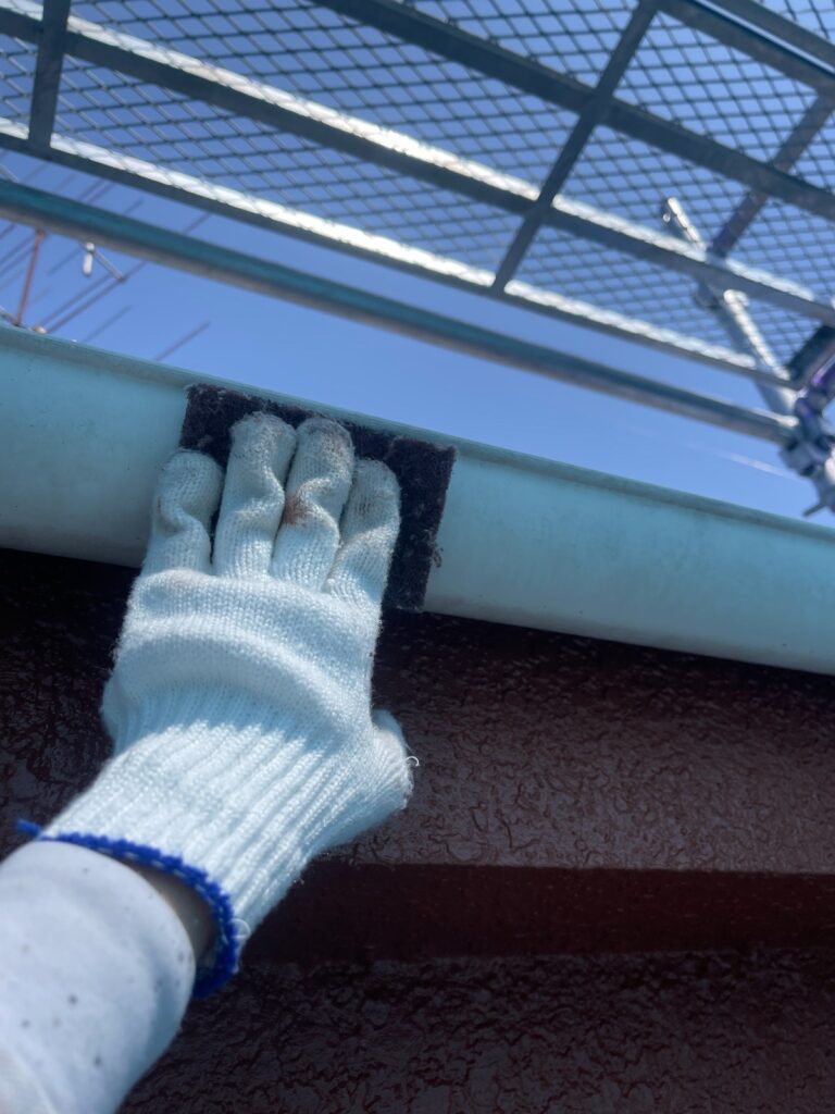 雨樋ケレン<br />
（塗料の密着をよくする為に軽く傷をつけました。）