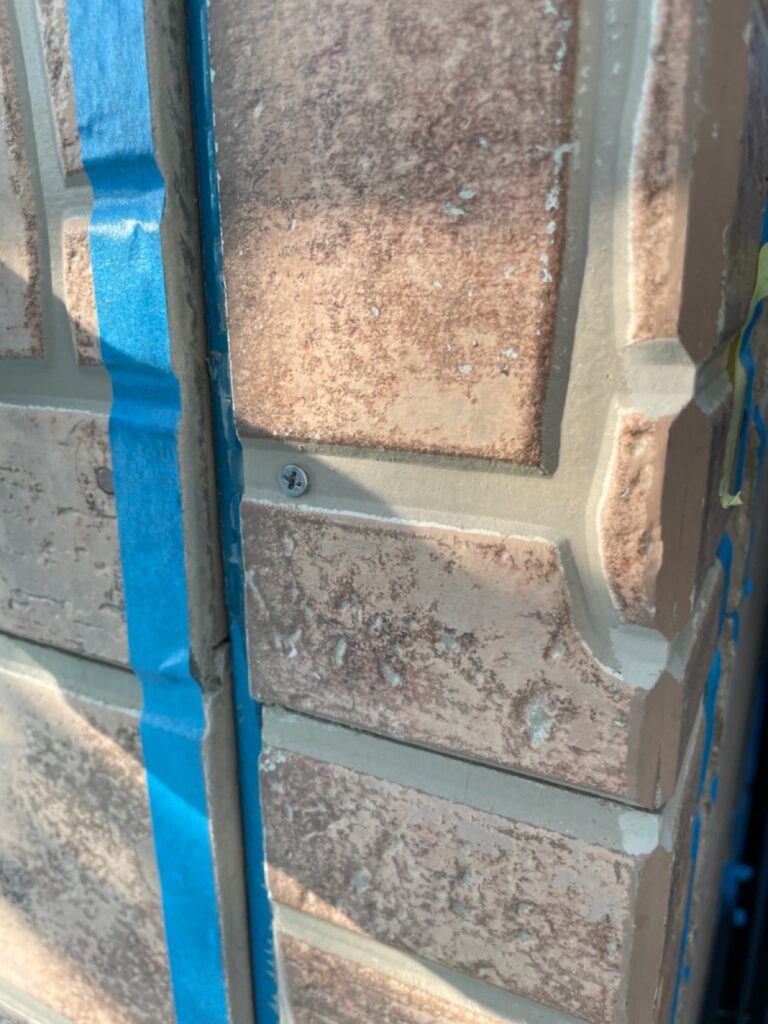 外壁の下地補修<br />
（外壁のそり上がりがある為、専用ビスにて補修しました。）