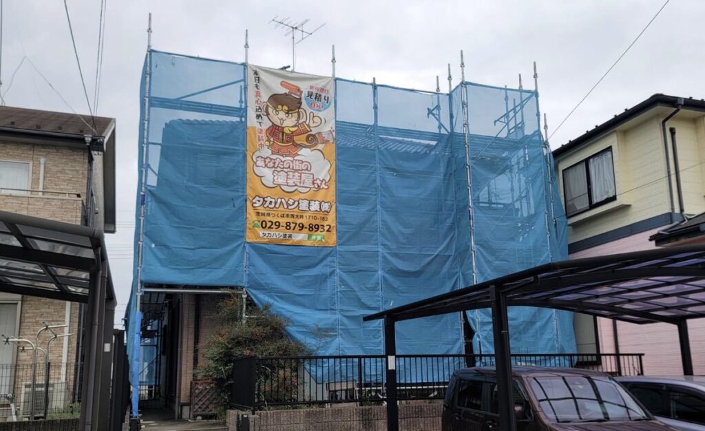 足場組立<br />
（塗料が飛散しないようにメッシュシートもしっかりとはりました。）